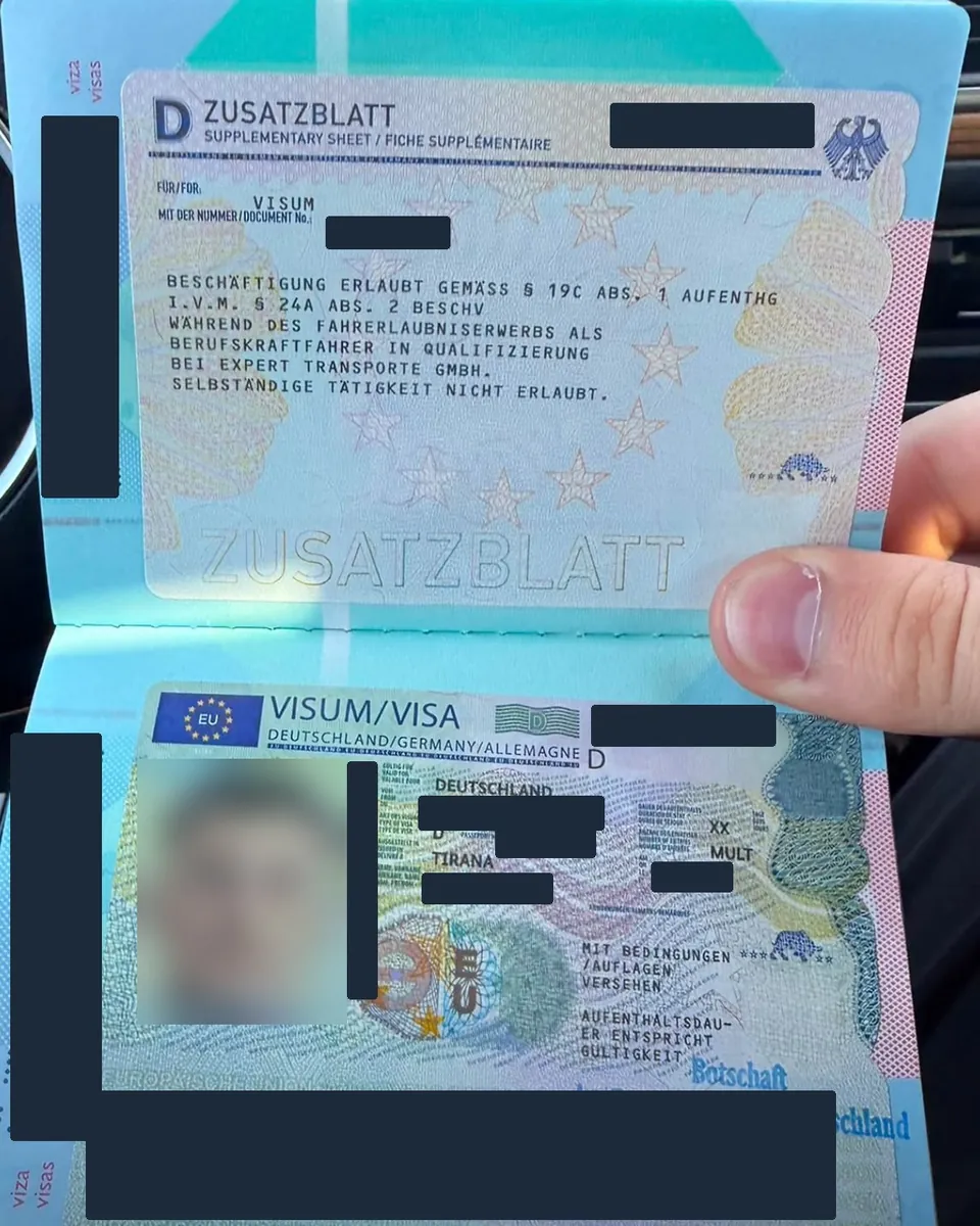 Echtes Visum mit Zusatzblatt für eine Beschäftigung bei einem deutschen Transportunternehmen, ausgestellt von der Deutschen Botschaft in Tirana. Name, Foto und Nummern sind geschwärzt.